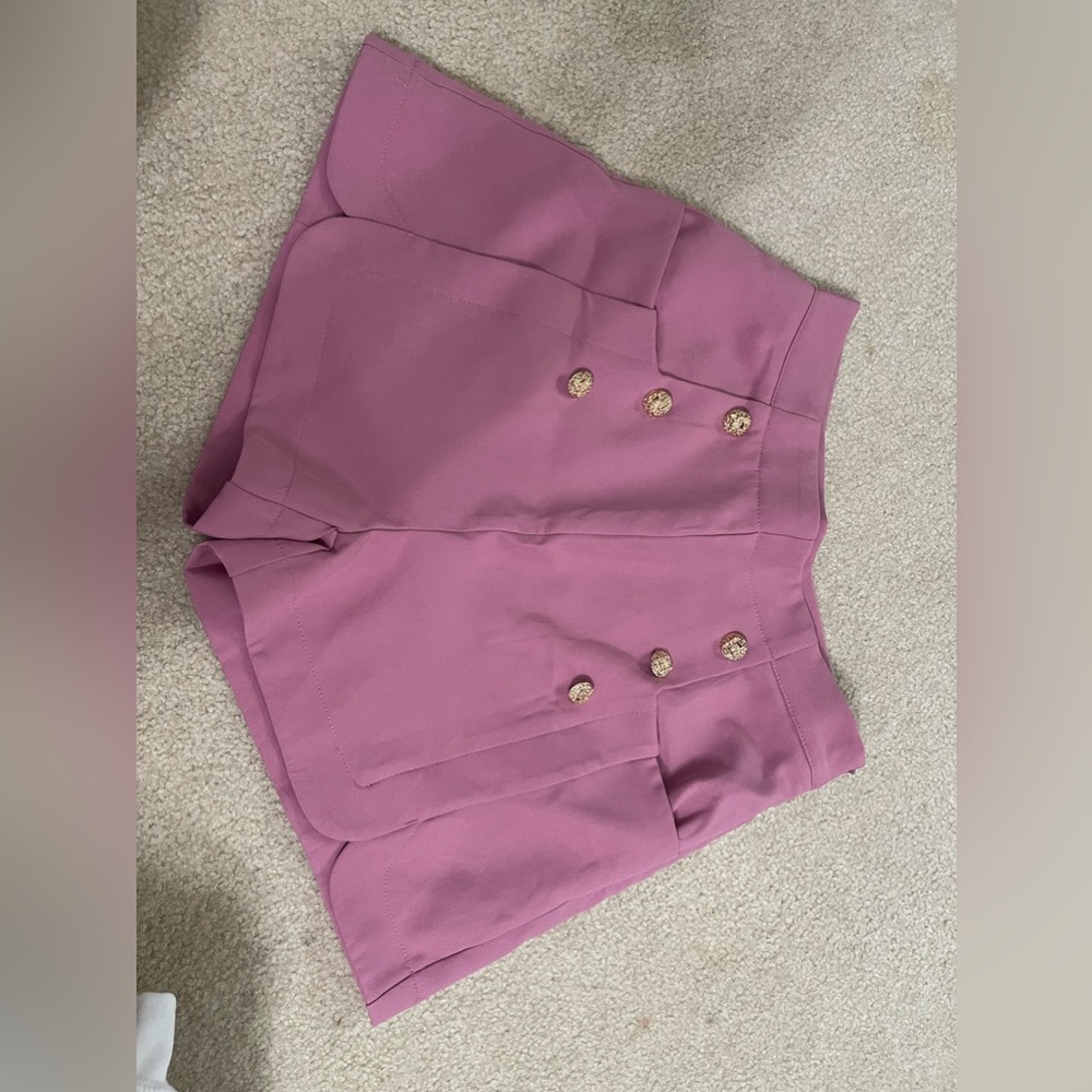 Cute dress shorts, never wore in great condition